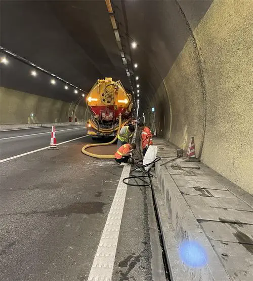 庐山隧道排水渠清淤